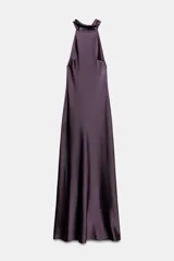Vestido largo de satén color morado con cuello halter drapeado y espalda descubierta.