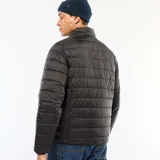 Campera puffer negra con cierre frontal y cuello alto.