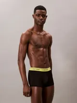 Pack de tres bóxers Calvin Klein de microfibra stretch, color negro con cintura elástica en tres colores: lila, amarillo y celeste.