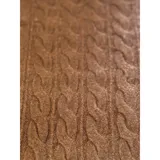 Buzo de punto blanco de manga larga con diseño trenzado y cuello redondo.
