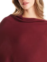 Poncho tejido de punto con diseño asimétrico y cuello redondo, confeccionado en material suave.