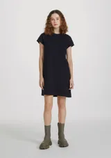 Vestido corto negro de manga corta, con corte recto, escote redondo y un bolsillo aplicado en el pecho.