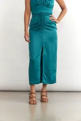Falda midi de seda color verde azulado, con tajo frontal y cintura ajustable con lazo.