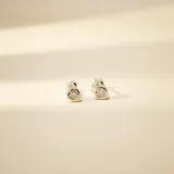 Par de aros tipo caravanas con diseño de corazón, fabricados en plata 925 con incrustaciones de circonias.