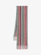 Bufanda larga tejida a rayas verticales en tonos rosa, verde, beige y marrón, con flecos en los extremos.