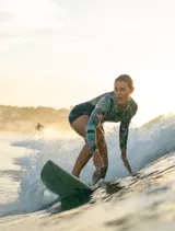 Surfshort de lycra Ecocean reciclada negra con estampado botánico y protección SPF 50. Tiene cierre en la espalda y forro en el cuerpo.