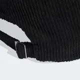Gorro de béisbol Adidas de corderoy negro con visera precurvada y pequeño logo del Trifolio bordado en el frente.