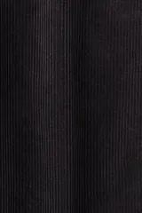 Pantalón de pana negro con corte relaxed fit, cintura clásica, cierre con botón, bolsillos laterales en las costuras y bolsillos traseros insertados.