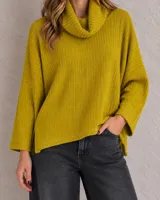 Pantalón de gabardina color verde, de corte recto y tiro alto, con bolsillos delanteros y traseros, presillas para cinto y cierre frontal con botón y cremallera.