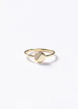 Anillo de plata 925 con baño de oro 18k, presenta un diseño circular con una mitad lisa y la otra mitad decorada con pequeñas zirconias incrustadas.