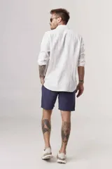 Camisa de manga larga color ladrillo, de corte clásico y confeccionada en lino.