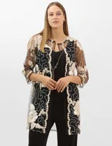 Conjunto de tres piezas compuesto por una musculosa negra con escote en V, un pantalón palazzo de tejido de punto liso con cintura elástica y una túnica larga de tul negro con mangas 3/4. La túnica presenta un bordado floral detallado con aplicaciones de lentejuelas.
