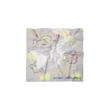 Bandana gris Eme Studios con diseño gráfico estampado de nubes y un ave en tonos blancos, marrones y amarillos, y logotipo de la marca en la esquina inferior.