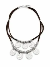 Collar de doble tira de cuero marrón con apliques de cuentas metálicas plateadas y dijes circulares con textura irregular.