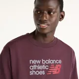 Remera de manga corta New Balance Athletics Premium, color bordó, de corte clásico y cuello redondo. Cuenta con un estampado gráfico frontal con texto y el logotipo de la marca.