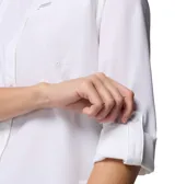 Camisa de manga larga Columbia en color blanco, diseñada con tecnología Omni-Shade y Omni-Wick. Presenta cuello clásico, cierre frontal con botones y un bolsillo en el pecho con etiqueta de la marca.