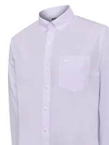 Camisa de manga larga RKF con estampado de microcuadros en color lila. Presenta cuello americano abotonado, cierre frontal con botones, bolsillo en el pecho con logo bordado y puños ajustables con detalle de cinta decorativa.
