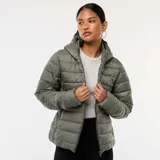 Campera acolchada tipo puffer ligera, color verde militar, con cierre frontal, capucha integrada y diseño de costuras horizontales.