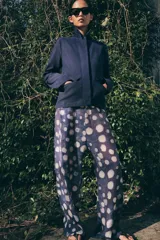 Chaqueta de estilo utilitario confeccionada en algodón con efecto lavado. Presenta cuello solapa, cierre frontal con botones ocultos bajo solapa, manga larga y bolsillos delanteros con solapa.