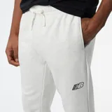 Pantalón de jogging New Balance color gris jaspeado, de corte recto, con cintura elástica ajustable con cordón y logo bordado en la pierna izquierda.