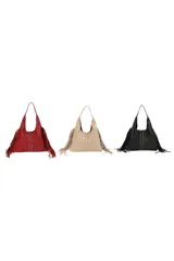 Cartera tipo hobo color beige, confeccionada en cuero sintético, con flecos laterales y detalle de tachas metálicas en el frente.