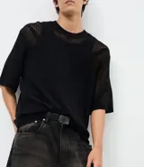 Cinturón masculino de poliuretano color negro, con diseño liso y hebilla cuadrada metálica en tono plata envejecida.