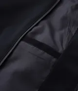 Campera estilo bomber de color negro, confeccionada con tejido repelente al agua. Posee cuello semi alto, cierre frontal con cremallera, bolsillos laterales y puños y dobladillo elastizados. Marca Marfinno.