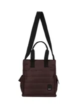 Bolso tipo tote acolchado de diseño capitoneado, color marrón oscuro. Cuenta con doble asa de mano, correa larga ajustable para hombro, bolsillos laterales y etiqueta con logo de la marca en la parte inferior.