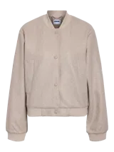 Campera bomber de corte corto y diseño minimalista, con cuello redondo tipo baseball, cierre frontal con botones a presión y bolsillos laterales. Presenta puños y ruedo elastizados en tejido de punto acanalado.