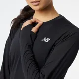 Remera deportiva New Balance Accelerate de manga larga, color negro, con logo reflectivo en el pecho y orificios para los pulgares en los puños.