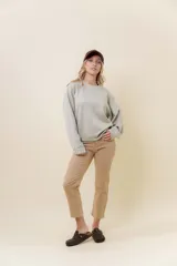 Pantalón de jean color beige, de calce recto y tiro medio-alto, con largo al tobillo.