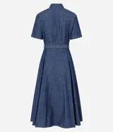 Vestido midi de jean azul, de manga corta, con bolsillos frontales con solapa, cierre frontal de botones y cinturón ajustable para anudar en la cintura.