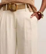 Pantalón wide leg de tiro alto confeccionado en viscolino, con cierre tradicional, trabillas en la cintura y pliegues frontales.