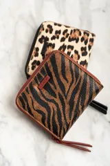 Billetera con cierre de cremallera y estampado animal print de leopardo.