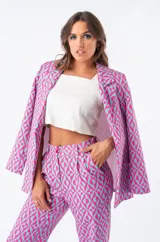 Blazer fucsia de corte amplio con solapas y estampado geométrico en tonos fucsia y celeste.