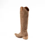Bota texana alta de cuero negro, con caña de gamuza, taco cuadrado y puntera fina con sutiles pespuntes decorativos.
