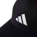Gorra de béisbol Adidas color negro con el logo de la marca bordado en blanco en el frente. Cuenta con visera curva y ojales de ventilación.