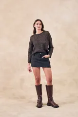 Minifalda de denim color gris oscuro, con tiro alto, bolsillos laterales tipo cargo y corte recto.