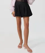Minifalda negra de jacquard con tiro alto, cintura estructurada y corte baloné voluminoso.