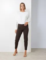 Pantalón negro de gabardina elastizada, marca Zac & Rachel. Corte recto, pretina ancha pespunteada, bolsillos simulados y largo al tobillo.