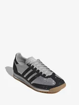 Championes Adidas modelo SL 72 OG, con diseño de cristales incrustados en tonos negro y plateado. Presenta las icónicas tres bandas laterales, suela de goma dentada y puntera reforzada.