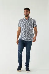 Camisa celeste estampada de manga corta con fit slim, cartera abotonada y logo bordado.