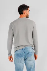 Buzo de hombre color cemento, de corte recto y manga larga.