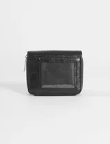 Billetera plegable color bordó con textura efecto cuero, cierre perimetral y placa metálica con logo en el frente.