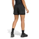 Short deportivo Adidas de running, color negro, con diseño de doble capa, cintura elástica ancha y logo de la marca estampado en el lateral.