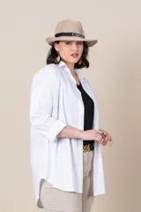 Camisa oversize blanca de algodón con mangas largas y corte italiano.