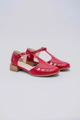 Sandalias rojas de cuero con talón cubierto, pulsera con hebilla al tobillo, puntera cerrada con aberturas circulares y taco bajo de madera.