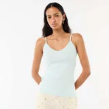 Musculosa celeste con tirantes finos, escote en V con detalle de encaje y pequeño lazo central, confeccionada en tejido texturizado.