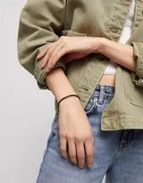 Pulsera de cuero negro con cierre de gancho bañado en plata de ley.