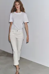 Camiseta rosa de algodón, de corte recto, cuello redondo y manga corta.